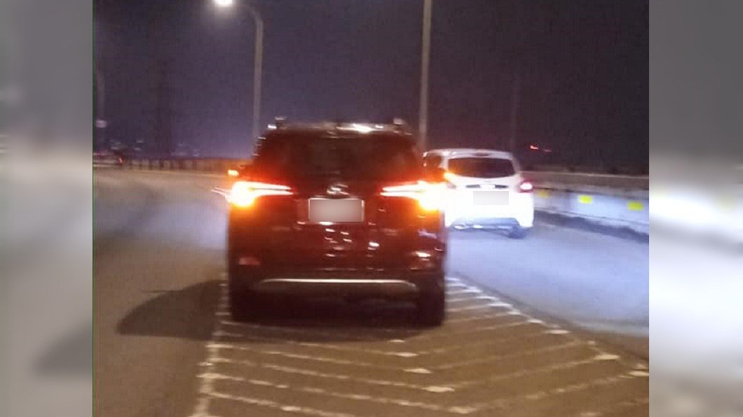 車子順利被推到匝道匯合處。(圖/翻攝自爆廢1公社)
