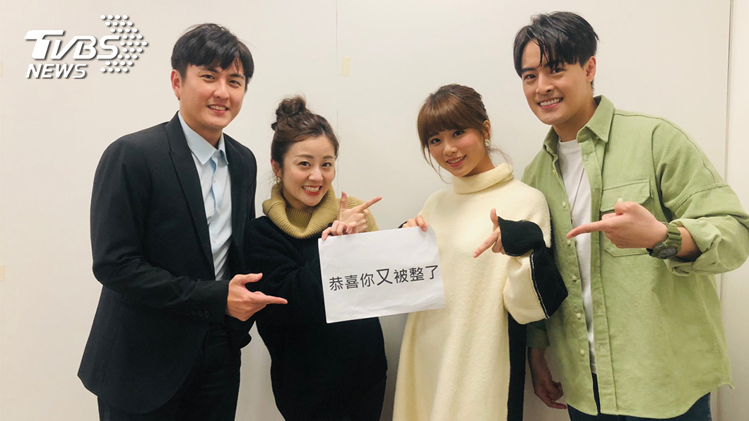 黃靖倫楊佩潔(左2)愚人節聯手惡整朱宇謀(右1)王上菲(右2)。圖/TVBS