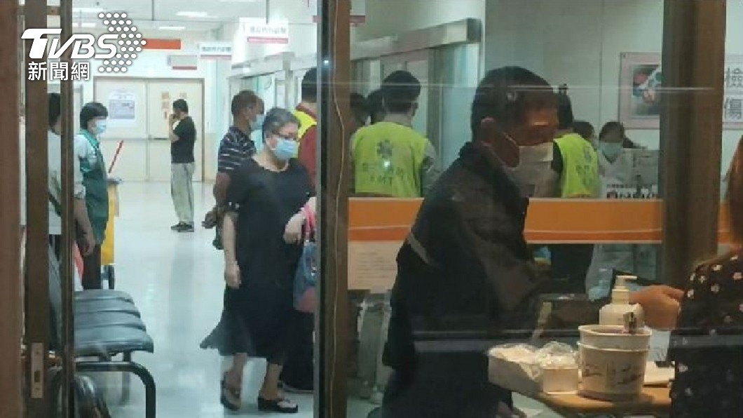 目前得知屋內有一對夫妻,其中妻子當場死亡,丈夫送醫後救回一命。(圖/TVBS)