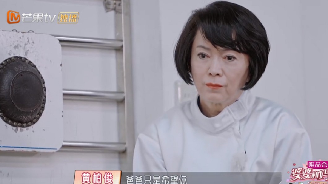 林月雲在旁不斷觀看，偶爾上前關心。（圖／翻攝自芒果TV）