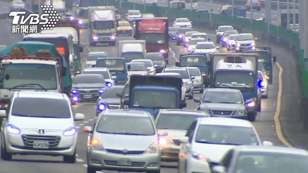 國道車潮湧現部分路段紫爆 連假首日避開6地雷路線