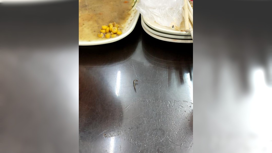 朋友吐出後，蟲體還在桌上不斷蠕動。（圖／翻攝自爆料公社）