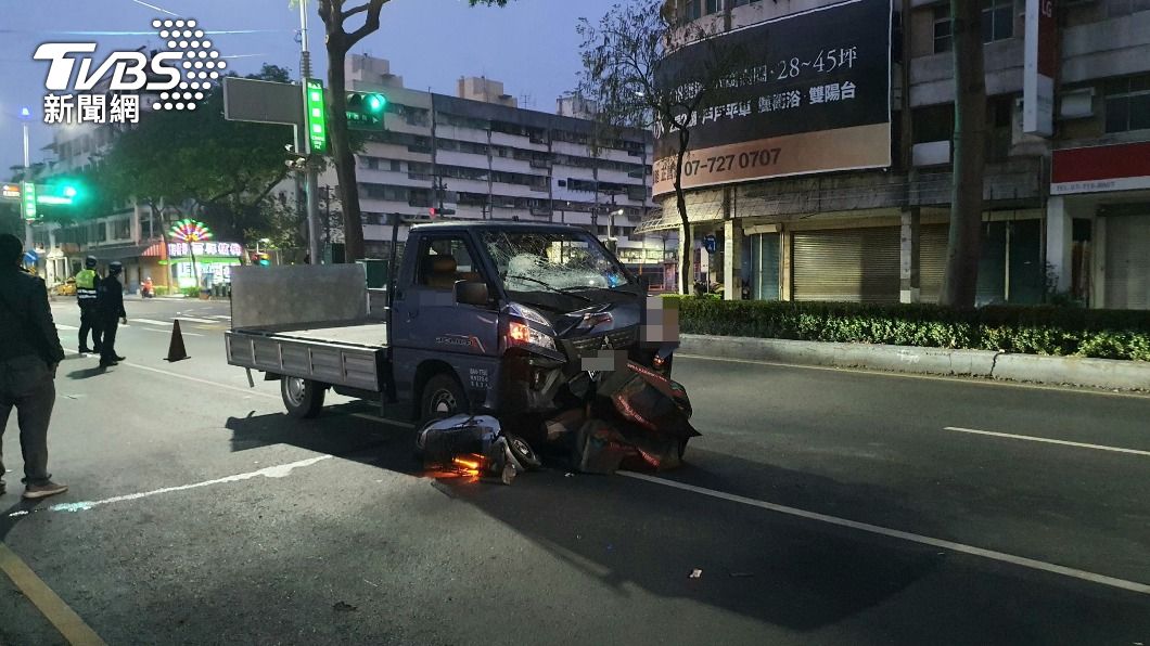 疑違規轉彎與貨車相撞 送報騎士噴飛數公尺送醫不治