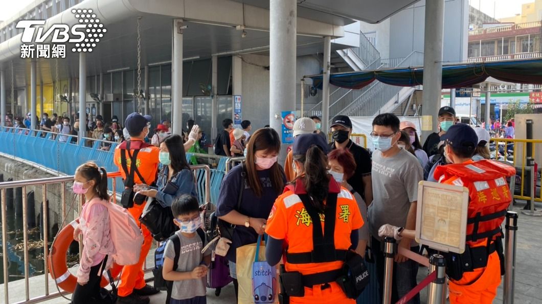 南下墾丁台東實施調撥車道　小琉球登島人數估近萬