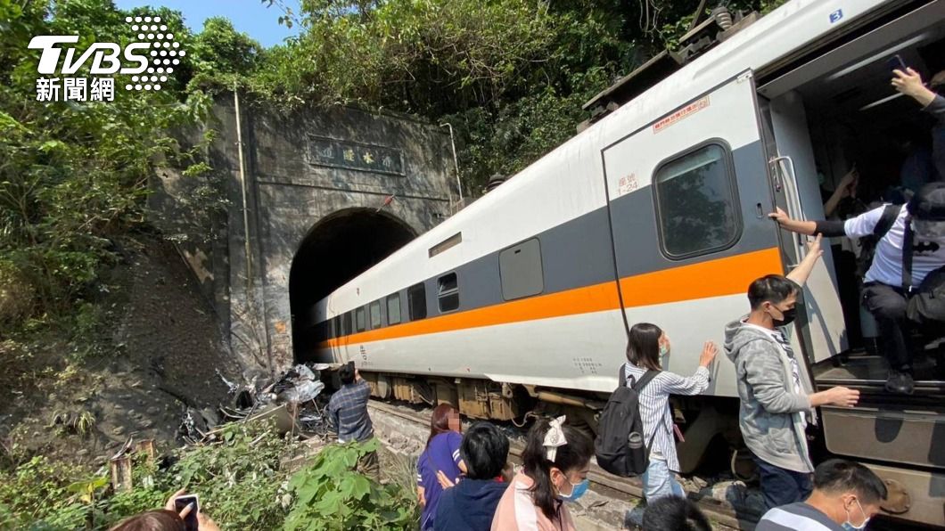 台鐵太魯閣號花蓮清水隧道出軌　多人無生命徵象