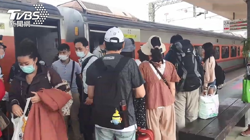 太魯閣號花蓮出軌衝擊東部幹線　返鄉人潮焦急擠爆月台