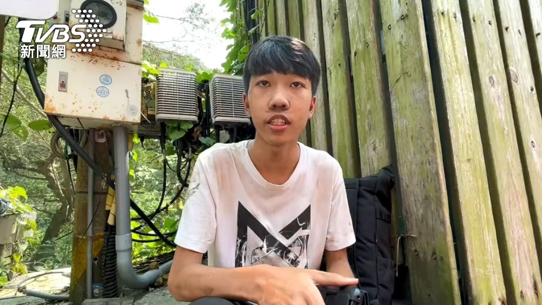 鼻子上都是黑灰的年輕乘客形容整個逃生過程十分驚險。(圖/TVBS)