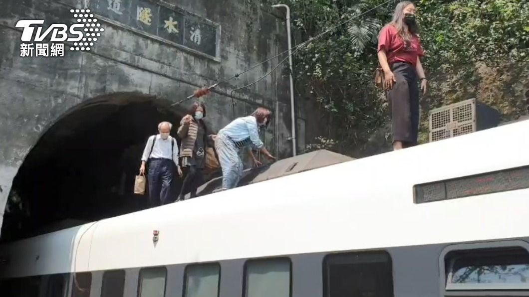 乘客驚險逃生。(圖/TVBS)