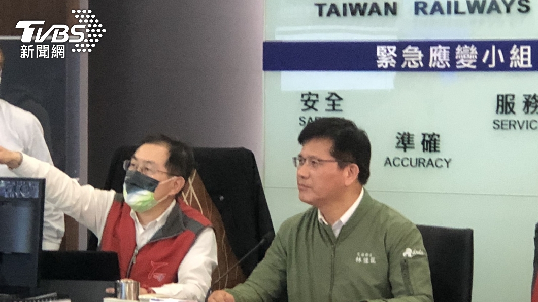 林佳龍前往台北車站緊急應變中心聽取簡報。（圖／TVBS）