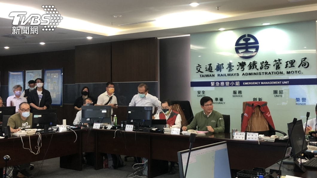 林佳龍前往台北車站緊急應變中心聽取簡報。（圖／TVBS）