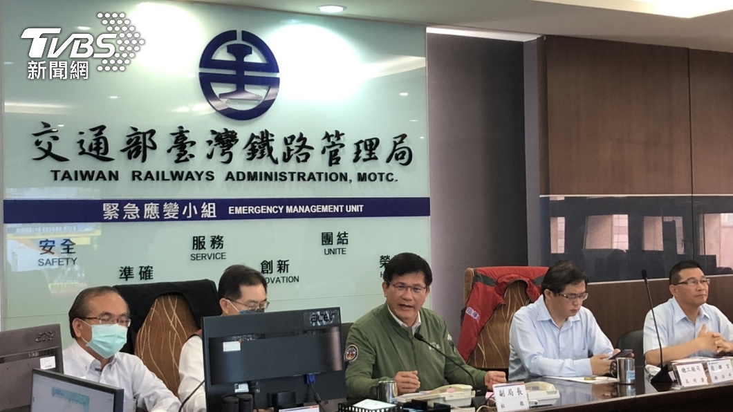 林佳龍前往台北車站緊急應變中心聽取簡報。（圖／TVBS）