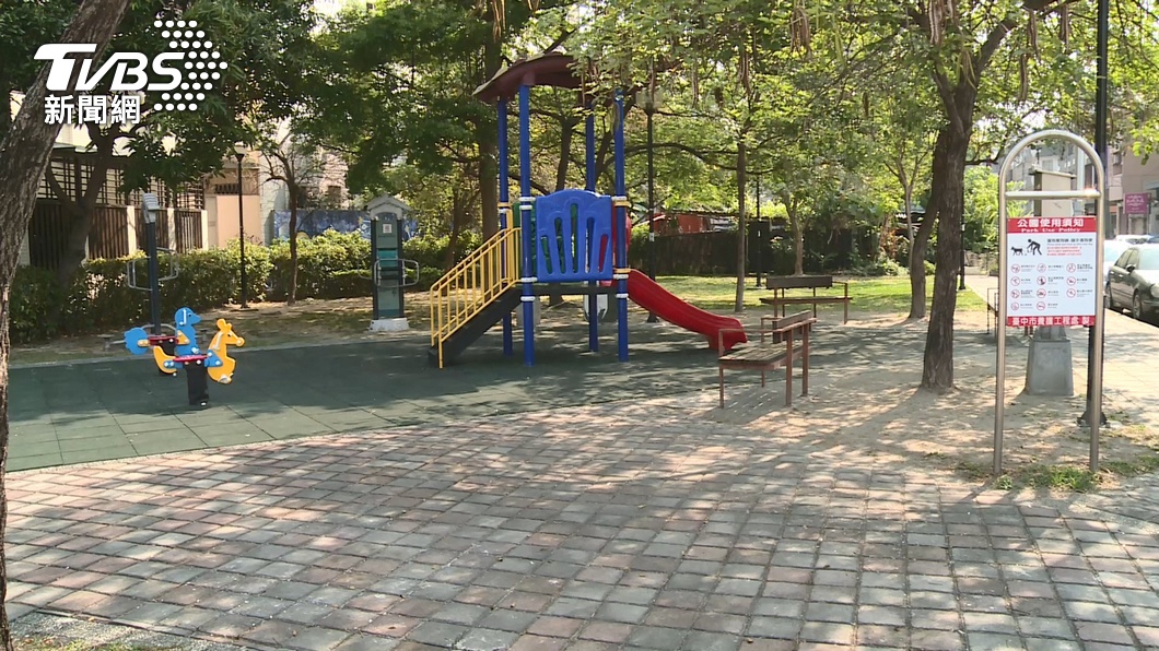 公園運動的祖孫發現老婦遺體。(圖/TVBS)