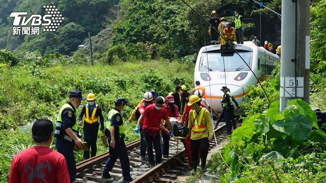 幾乎全車客滿!太魯閣號出軌 檢警動員支援協助搶救