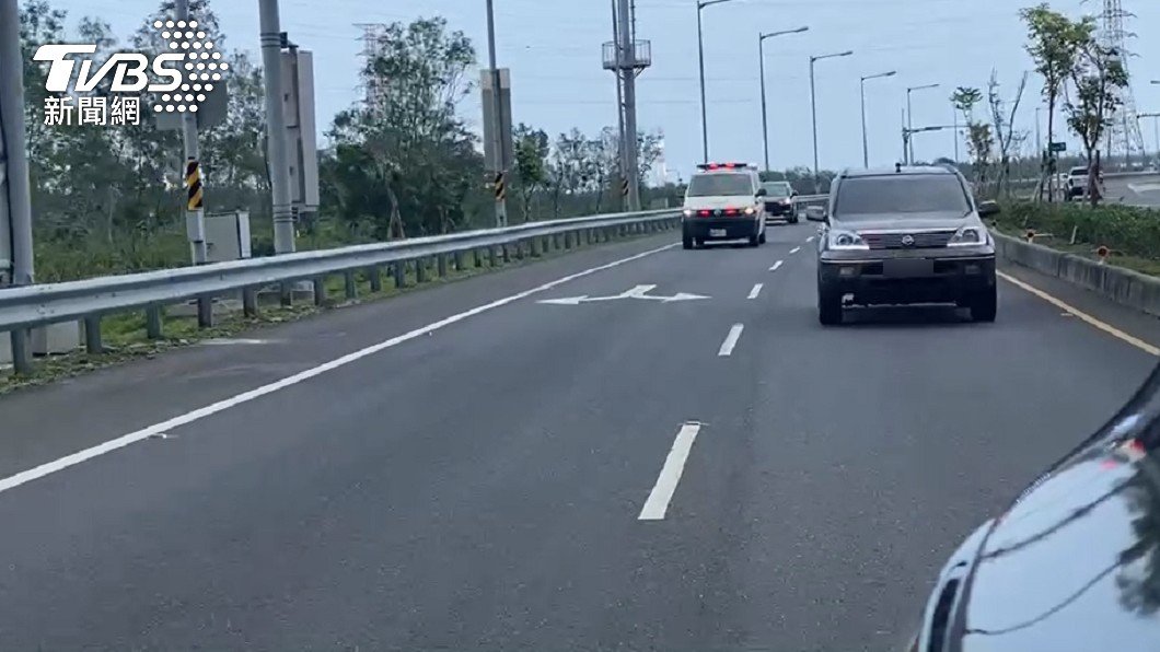 大家讓運送遺體的車輛通行。（圖／TVBS）