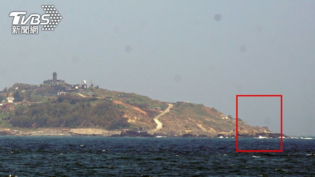 金門岸巡隊表示3月底在烏坵鄉大坵南方新娘房岸際（紅框處）逮獲偷渡抵金的陸籍李姓男子。（圖／中央社）