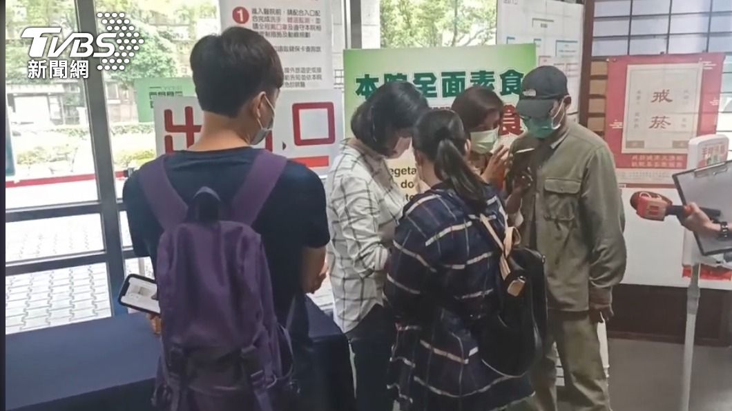 醫院內找人畫面。(圖/TVBS)
