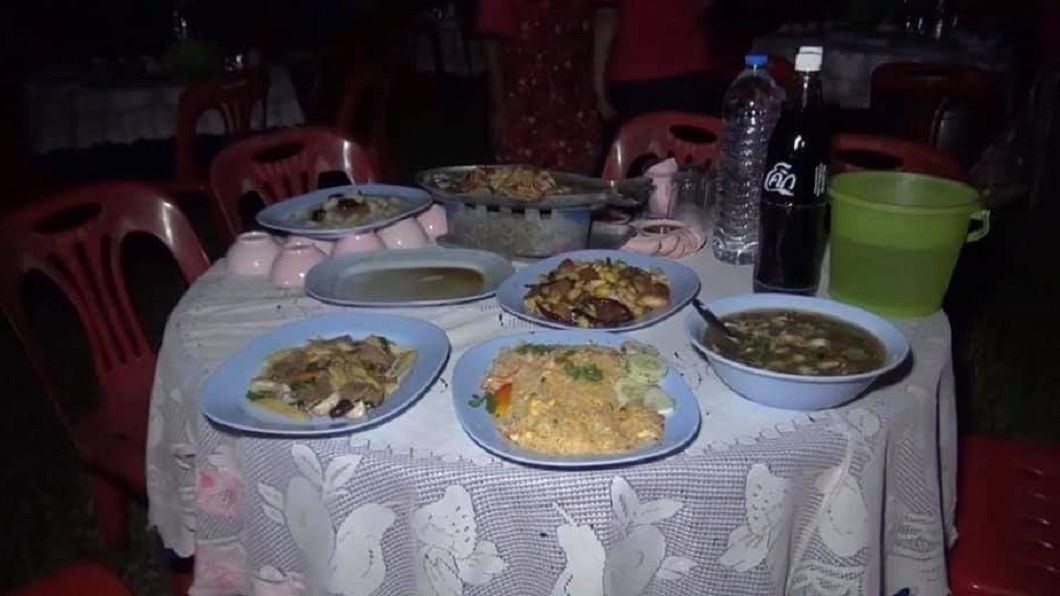 每桌都準備7道菜和飲料。(圖/翻攝自臉書)