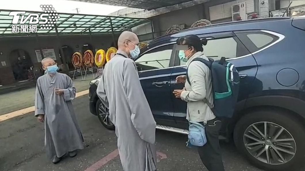 家中排行老三的王小姐接受訪問。(圖/TVBS)