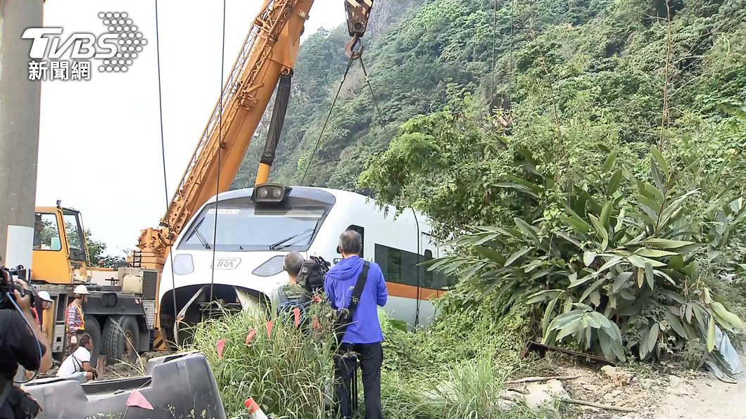 台鐵目前已將第1、2節車廂吊出。(圖/TVBS)