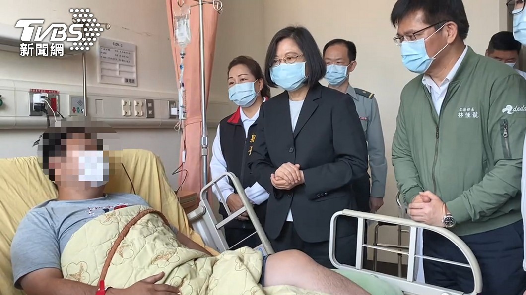 總統蔡英文至醫院探視傷者。(圖/TVBS)