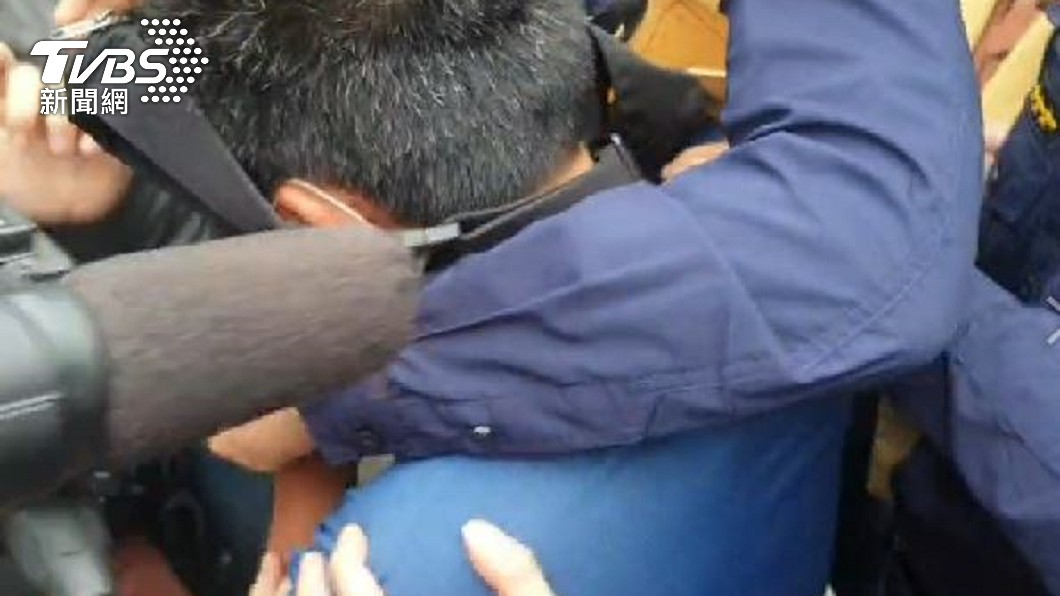 李義祥在5名法警保護下現身。（圖／TVBS）
