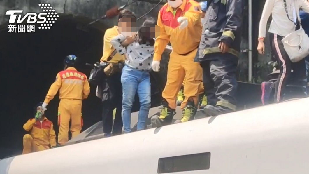 太魯閣號出軌釀嚴重死傷,乘客爬車頂逃生。(圖/TVBS)