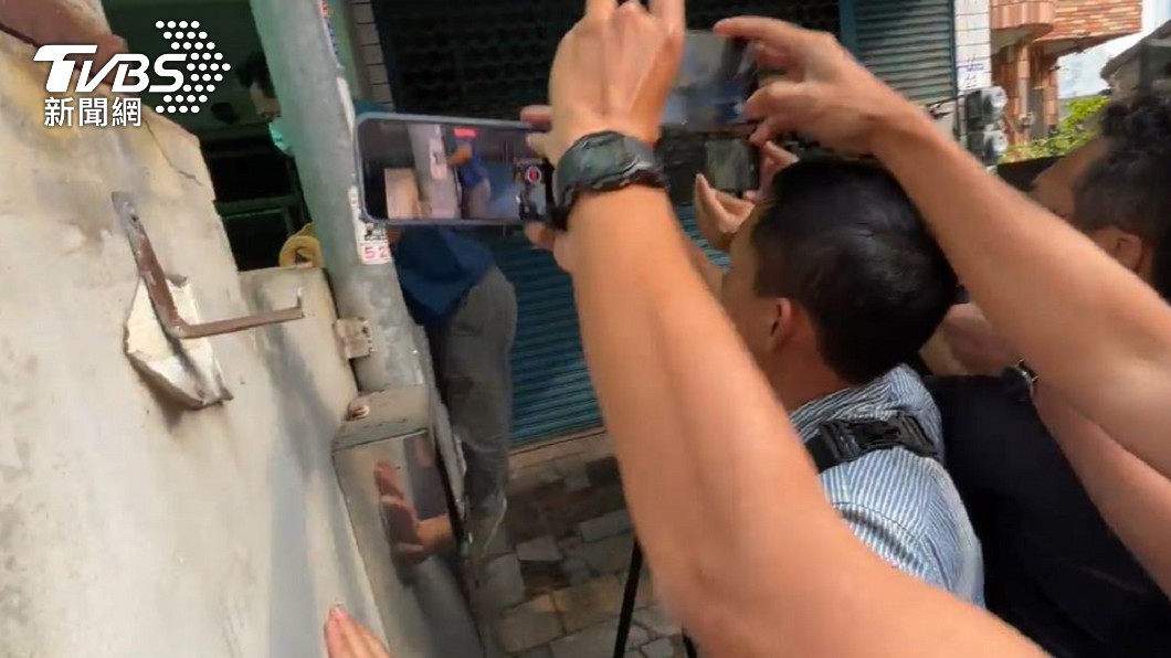 堅稱有拉手煞車！李義祥搭賓士躲媒體　2過家門不入「翻牆返屋」