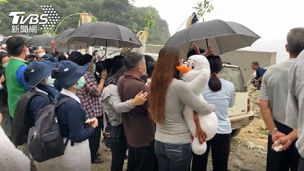 太魯閣罹難者家屬重返事故地 招魂哭喊「回來了」惹鼻酸