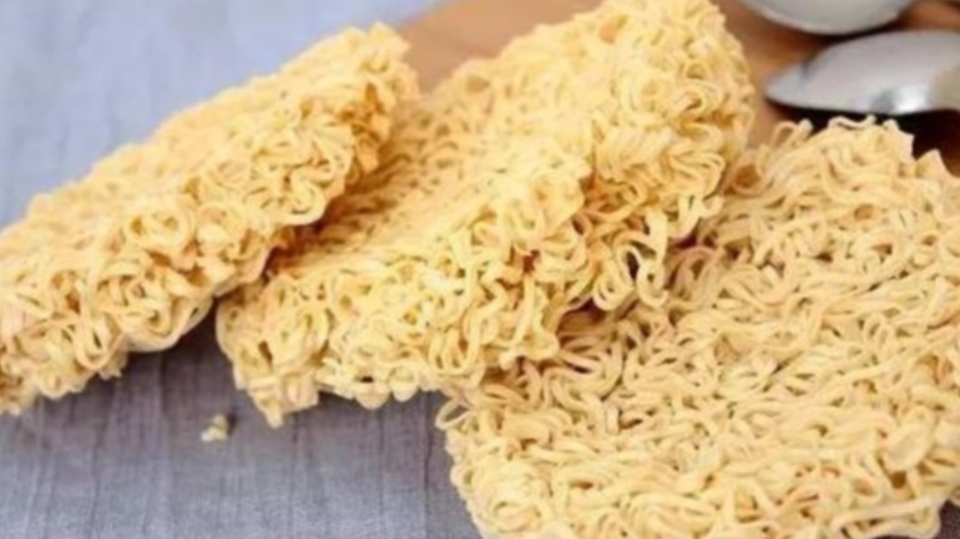 為何泡麵總用彎麵條? 內行曝「背後原因」:用心良苦