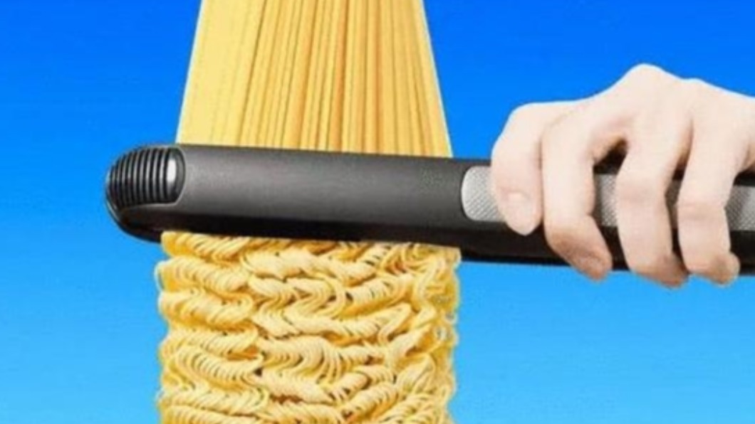泡麵使用彎麵條是為了節省空間。（圖／翻攝自搜狐號《小乾倩倩的遊戲的美食》）
