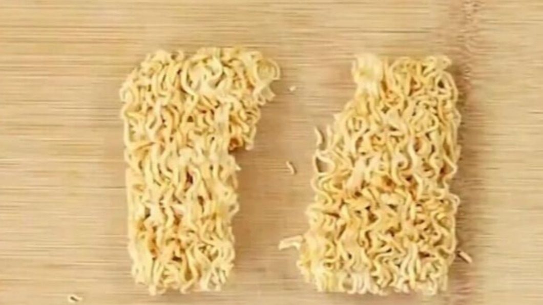 彎麵條較不易碎。（圖／翻攝自搜狐號《小乾倩倩的遊戲的美食》）