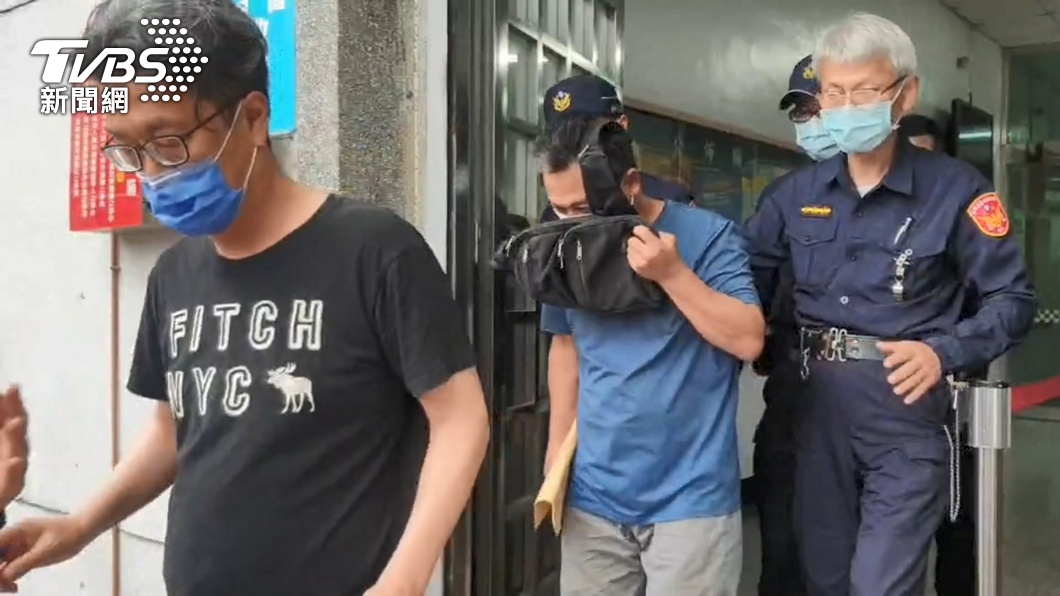 法警護送李義祥。(圖/TVBS)
