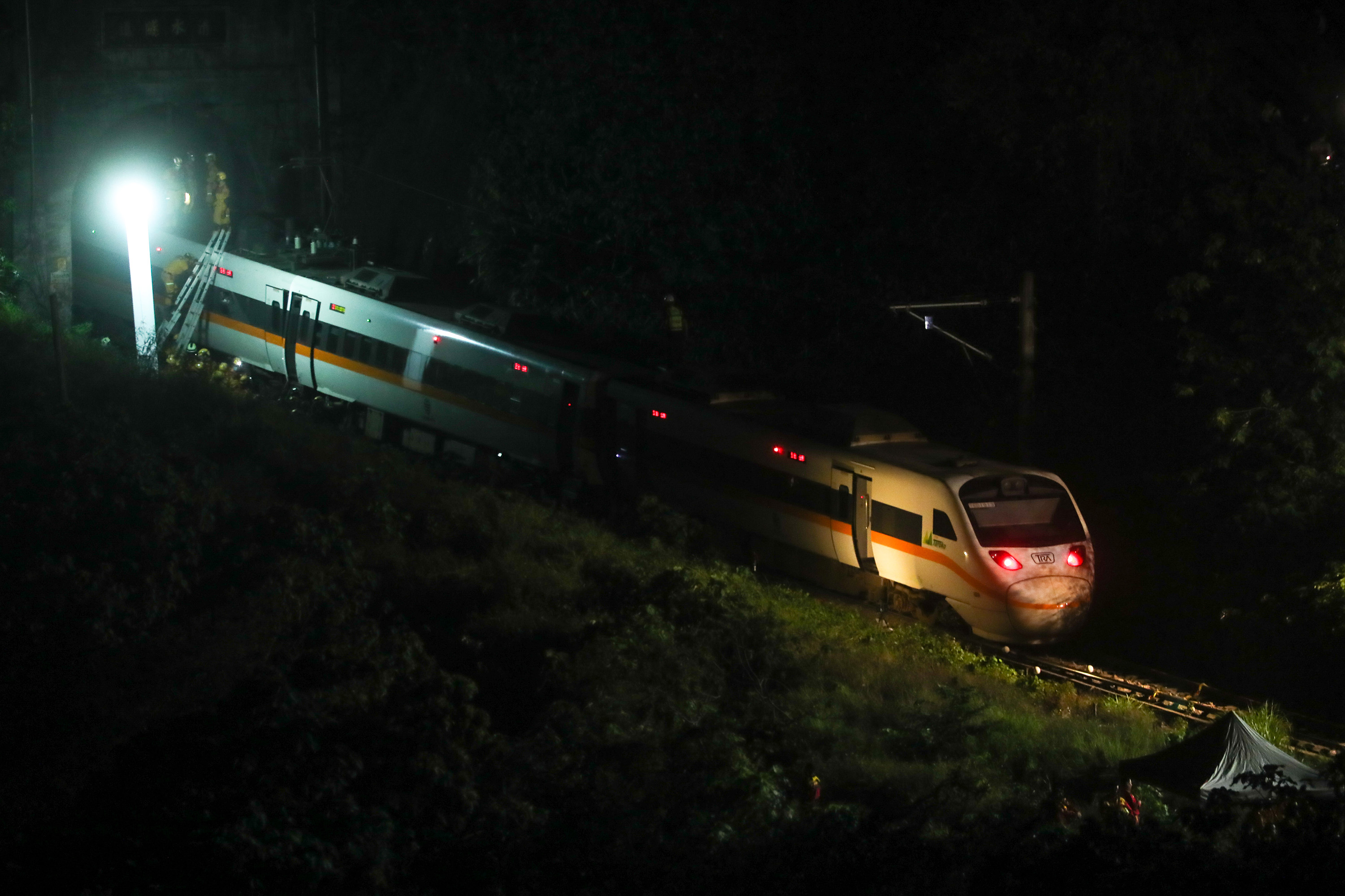 陰錯陽差搭上死亡列車　返鄉掃墓一家4口3人喪生
