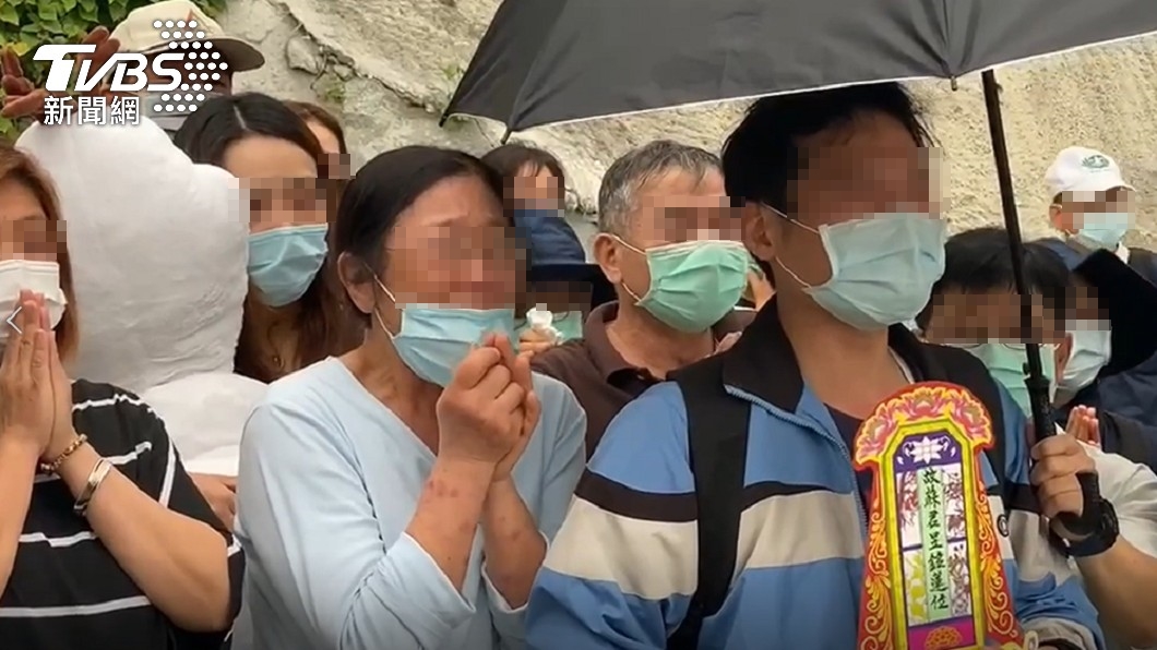 招魂一半飄雨 罹難家屬「手捧牌位」哭癱:為什麼丟下我