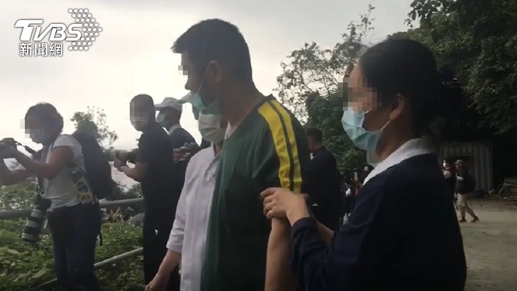 楊父返回事故現場招魂，堅信小女兒魂魄有到醫院照顧姊姊。（圖／TVBS）
