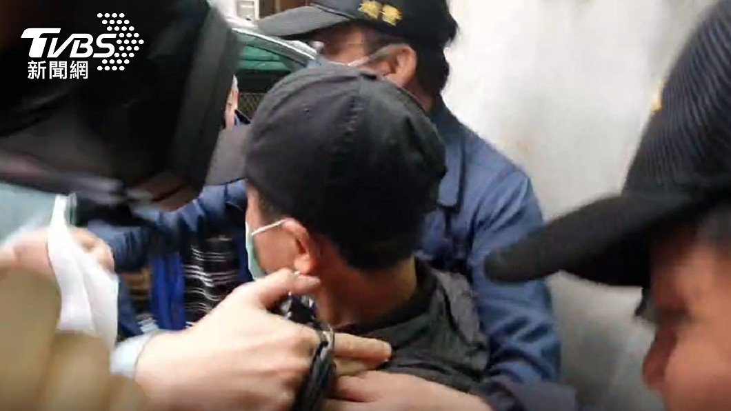 李義祥被警方帶上警車離去。(圖//TVBS)