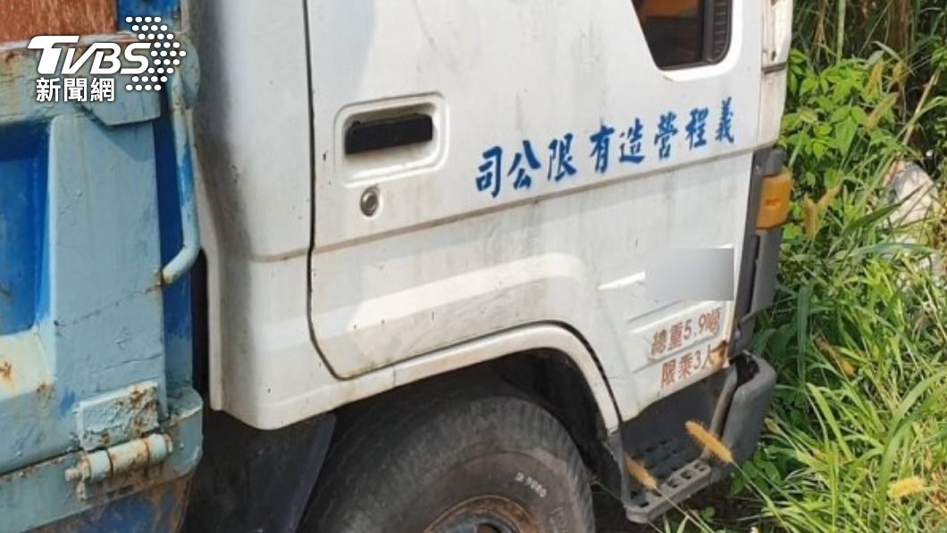 工程車滑落邊坡釀出嚴重事故。(圖/TVBS)