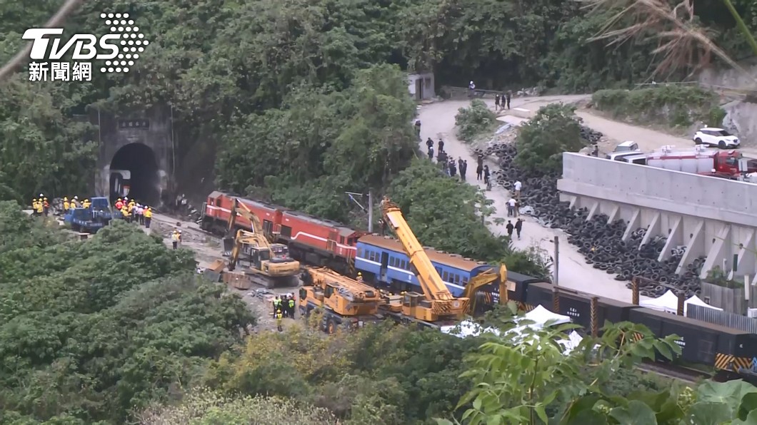 工程車卡鐵路有救?鐵道工曝「寶貴經驗」痛批李義祥