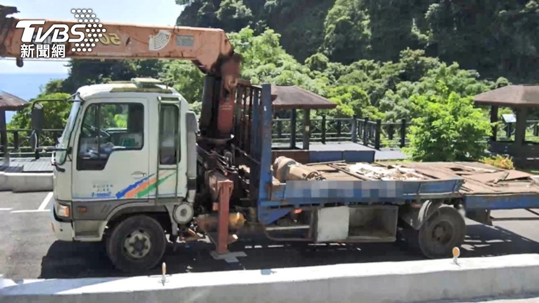 工程車先橫躺軌道,列車煞車不及撞擊出軌。(圖/TVBS)