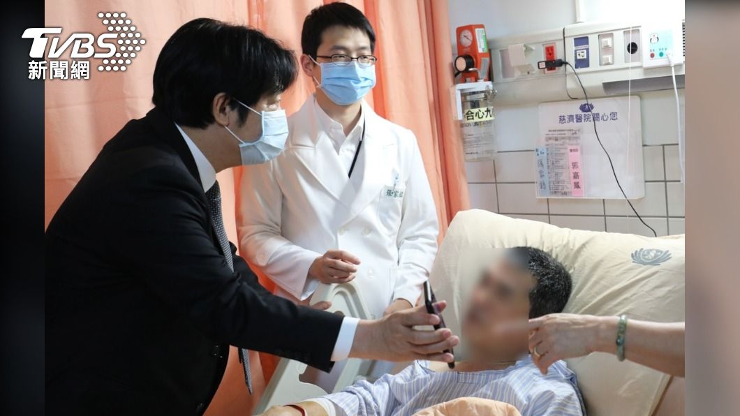 吳坤佶將白袍披在陳姓男子身上。(圖/TVBS)