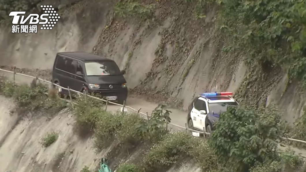 警方協助開路。(圖/TVBS)