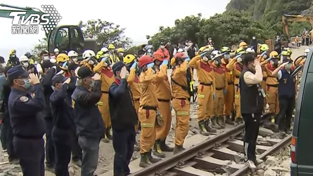 搜救人員、警方朝罹難者殘肢鞠躬。(圖/TVBS)