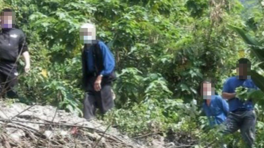 邊坡現場還有4至5名藍衣和黑衣男子。(圖/PTT網友授權提供)