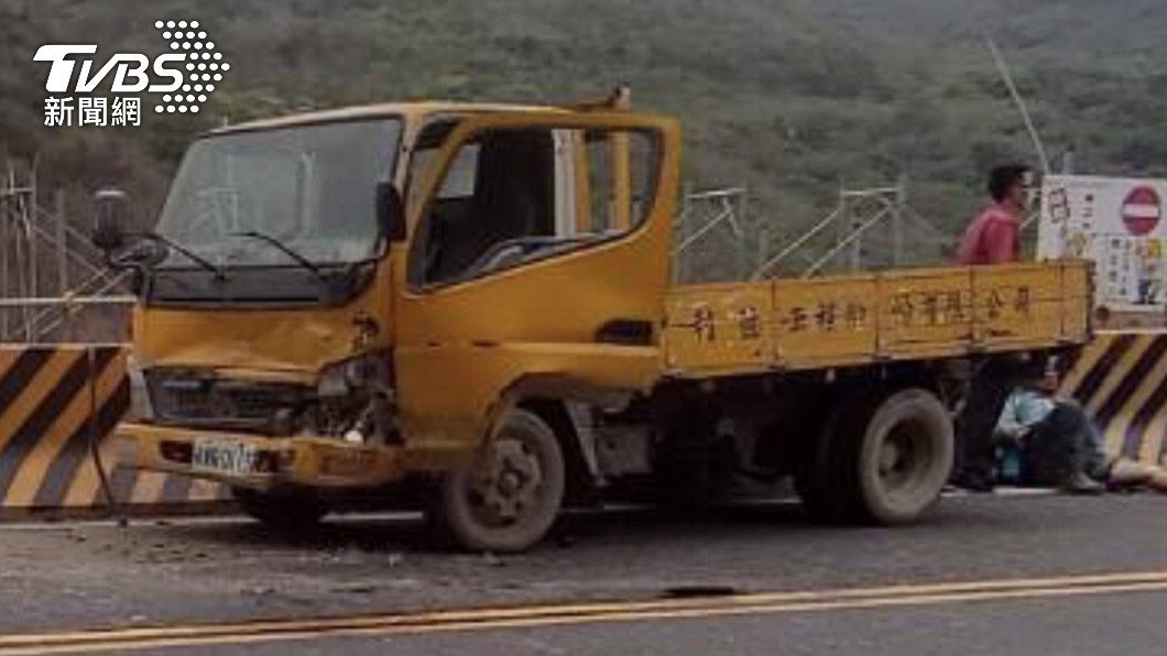 工程車與休旅車發生碰撞。(圖/TVBS)