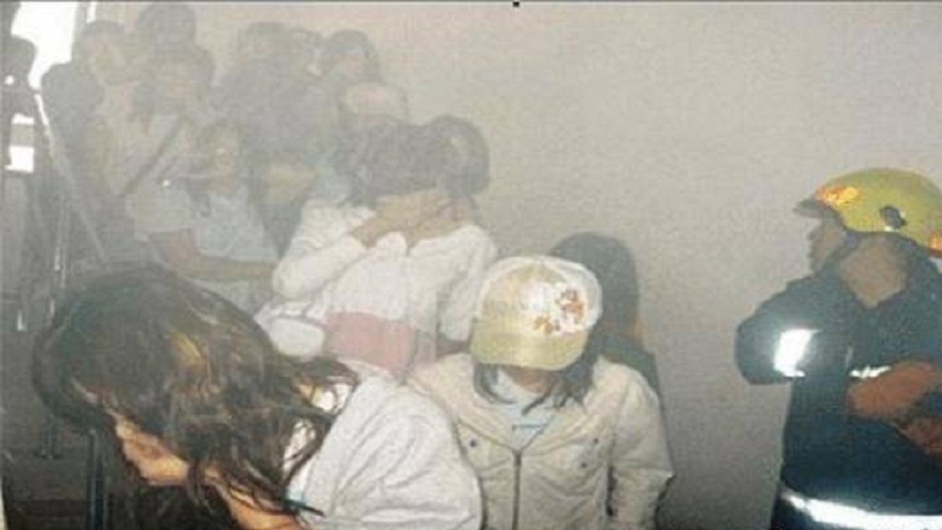 所幸這13名親友及時被救出並未造成傷亡。（圖／翻攝自搜狐新聞）