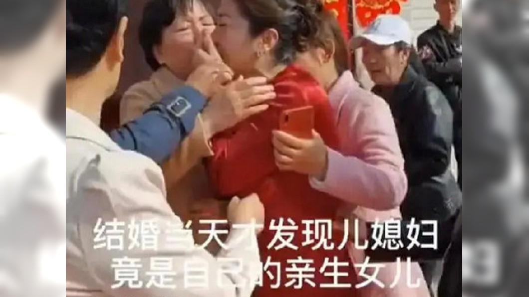 母女相擁而泣。(圖/翻攝自微博)