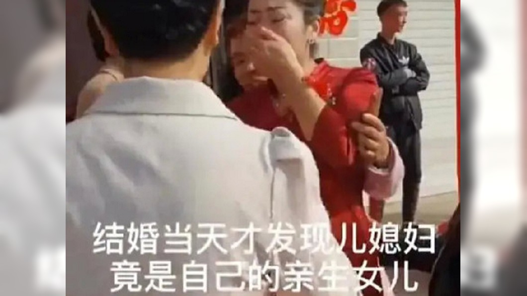 新娘不停流淚。(圖/翻攝自微博)
