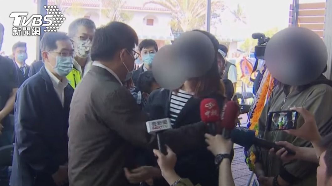 林佳龍慰問家屬。(圖/TVBS)