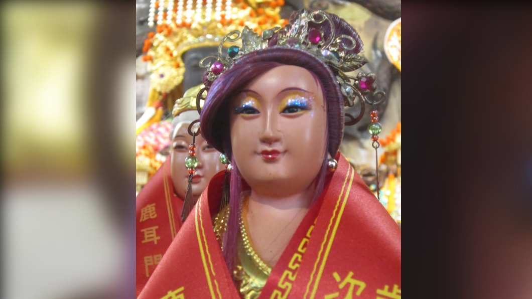 媽祖塗上了閃亮的口紅、眼影。（圖／翻攝自蔡建雄臉書）