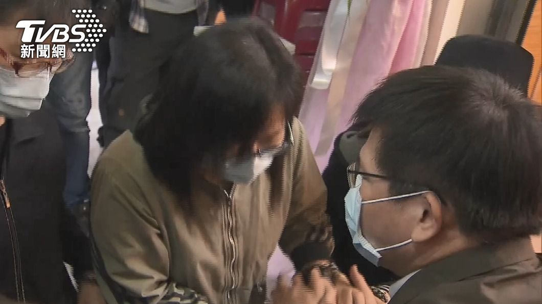 家屬信仰一貫道,依其儀節向林佳龍行大禮答謝。(圖/TVBS)
